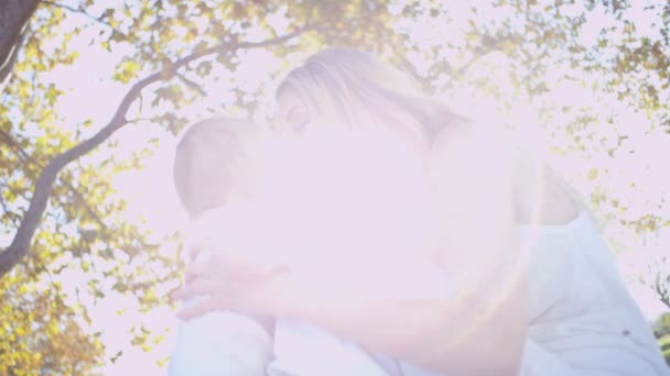 亲吻她的宝贝儿子的妈妈 — 图库视频影像