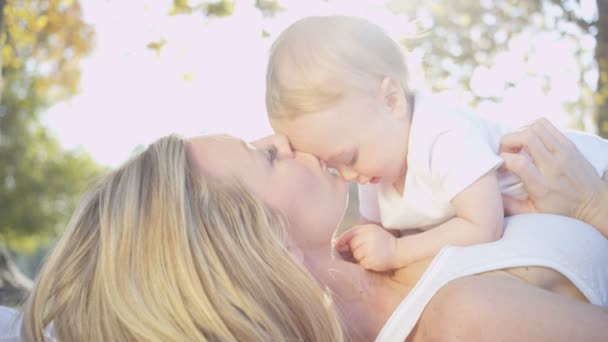 Maman embrasser son jeune bébé fils — Video