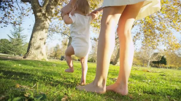 Fille pratique la marche sur l'herbe — Video