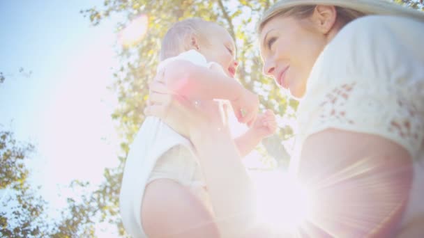 Madre rimbalzando il suo giovane figlio bambino — Video Stock