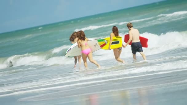 父母和青少年与冲浪板 — 图库视频影像