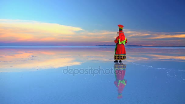 Vrouw bij zonsopgang lopen op de Salar de Uyuni — Stockvideo