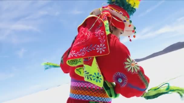 Tradicionalmente vestido de dança feminina estilo latino-americano — Vídeo de Stock