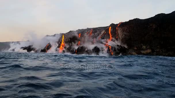 Lava gieten in de Stille Oceaan — Stockvideo