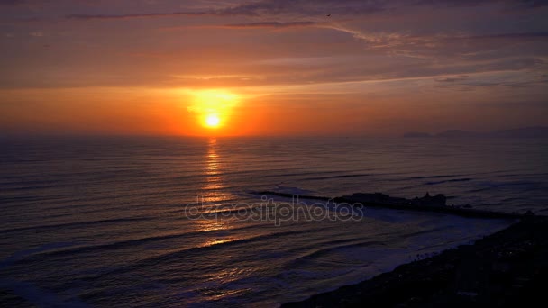 Gouden zeegezicht bij zonsondergang over de Miraflores — Stockvideo