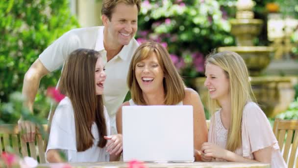 Famiglia utilizzando wifi sul computer portatile — Video Stock