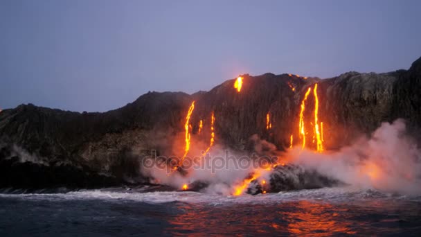 Lava pouring into the Pacific ocean — Stock Video