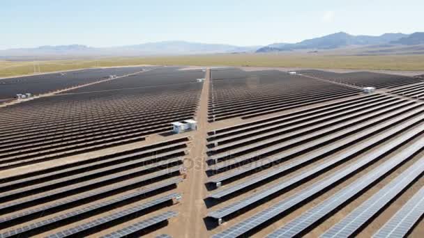 Paneles solares que cosechan energía — Vídeo de stock