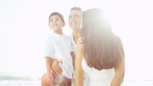 Parents jouissant de la proximité avec l'enfant — Video