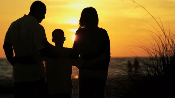 Family enjoying sunrise — Stock Video