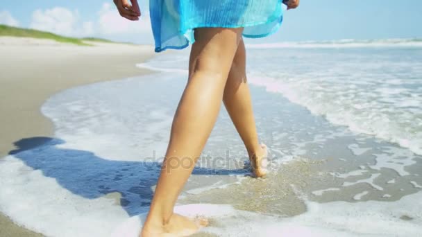 Kvinna promenader sand barfota — Stockvideo
