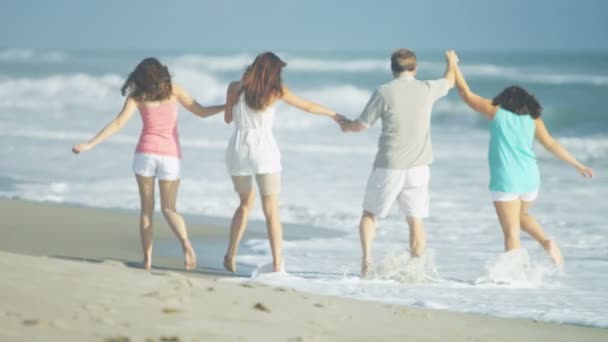 Pais e filhas descalços junto à água — Vídeo de Stock