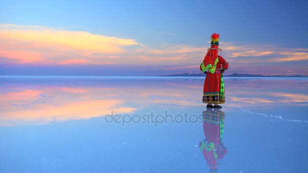 Traditionellt klän kvinna på Salar de Uyuni — Stockvideo