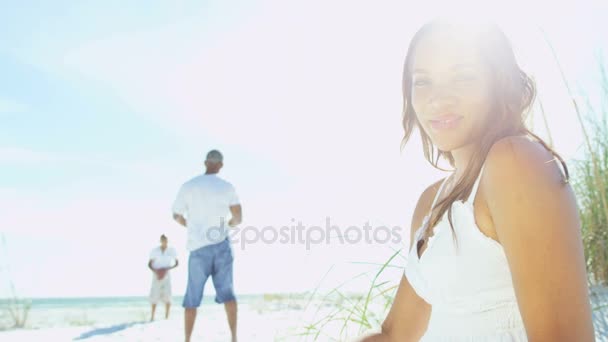 Madre sentada en la playa — Vídeos de Stock