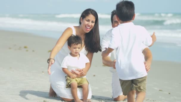 Parents avec des fils courant sur la plage — Video