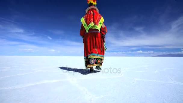 Inheemse vrouw op Salar de Uyuni — Stockvideo