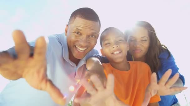 Familie zwaaien naar de camera — Stockvideo