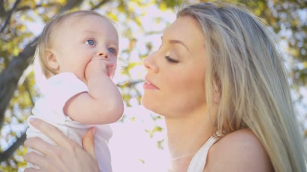 Mutter küsst ihre kleine Tochter — Stockvideo