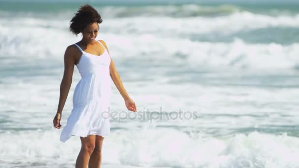 Frau genießt Wellen am Strand — Stockvideo