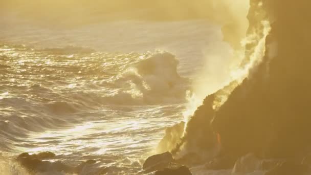 Лава вливається в океан — стокове відео