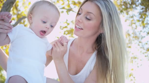 Мати зі своєю дитиною на відкритому повітрі — стокове відео