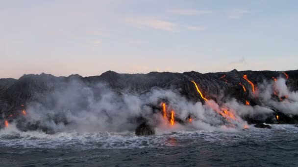 Lava strömt in den Pazifik — Stockvideo