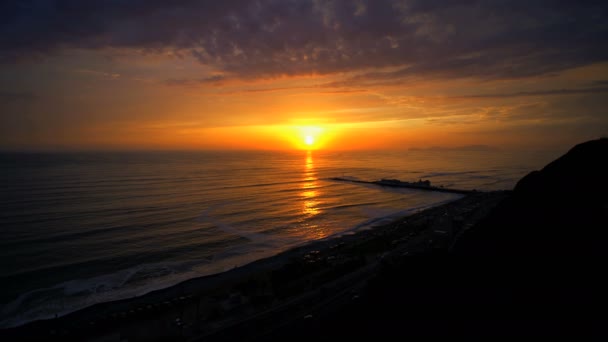 Seascape dourado ao pôr do sol sobre o Miraflores — Vídeo de Stock