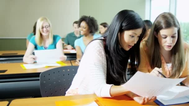 Üniversite öğrencileri sınıfta oturuyor — Stok video