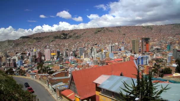 Пригородные дома и трущобы Ла-Паса — стоковое видео