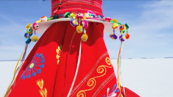 Bolivian female on Salar de Uyuni — Stock Video