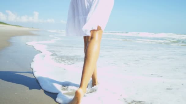 Menina andando descalço na praia — Vídeo de Stock