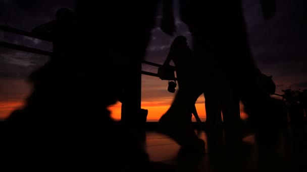 Άτομα που βλέπουν το χρυσό ηλιοβασίλεμα στο Larcomar — Αρχείο Βίντεο