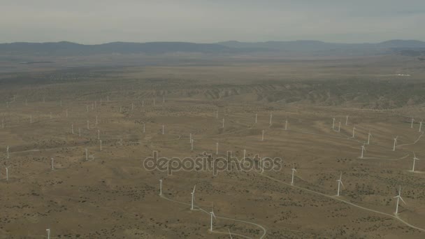 Ветряная ферма с ветряными турбинами — стоковое видео