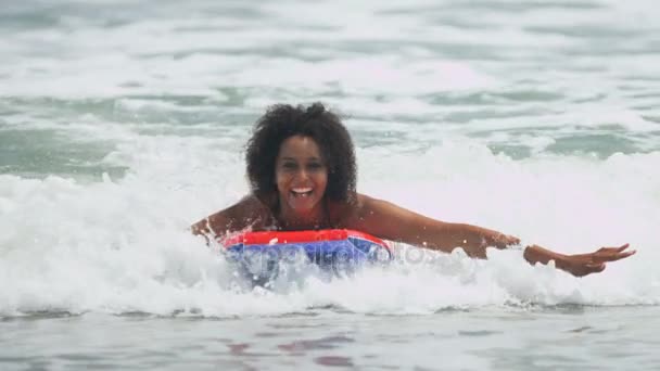 Fêmea no bodyboard apreciando as ondas — Vídeo de Stock