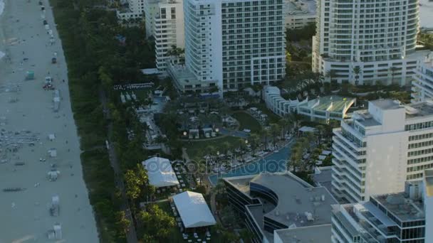Zonsondergang van het Waterfront Fontainebleau Hotel Resort — Stockvideo