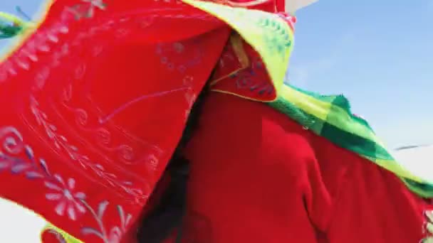 Indisk kvinna dansar på Salar de Uyuni — Stockvideo