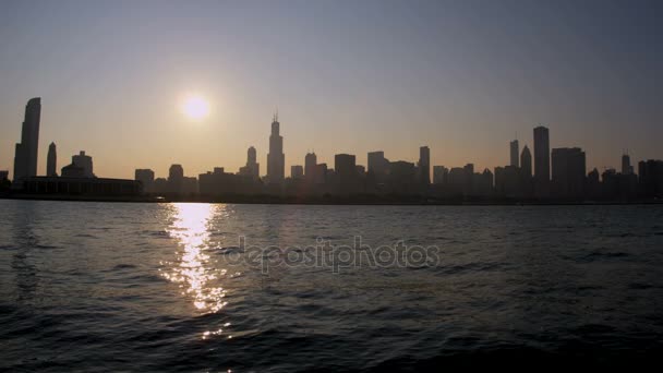 Wolkenkrabbers over Lake Michigan, Chicago — Stockvideo