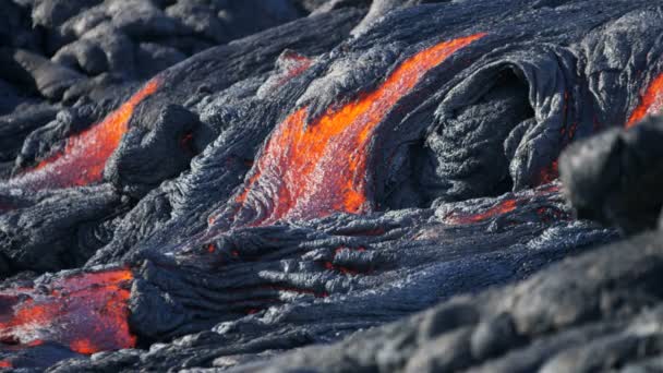 Медленно движущаяся река расплавленная горячая лава — стоковое видео