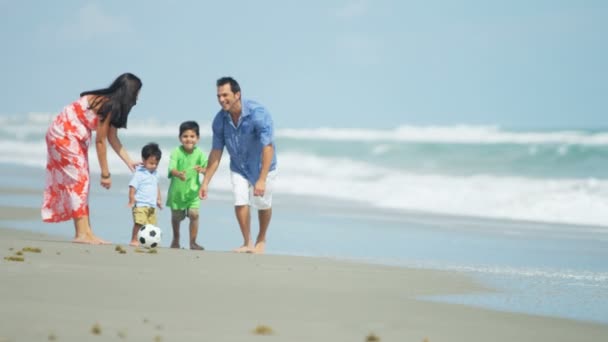 Padre jugando al fútbol en la playa — Vídeos de Stock