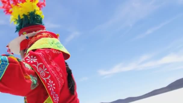 Femme indienne dansant sur Salar de Uyuni — Video