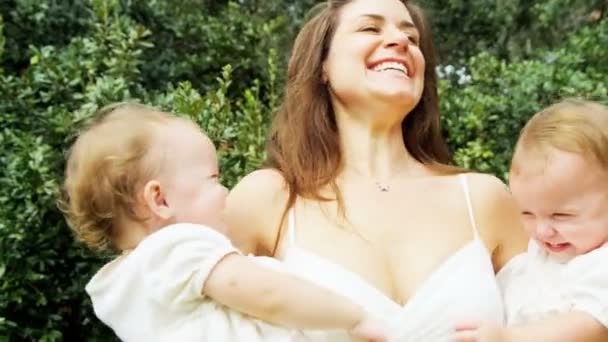 Mutter verbringt Zeit mit Kindern — Stockvideo