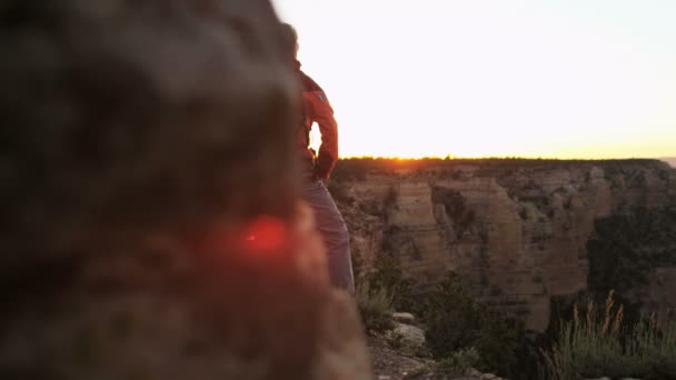 Женщина, наблюдающая за заходом солнца — стоковое видео
