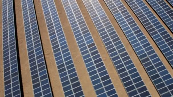 Солнечные батареи для сбора энергии — стоковое видео