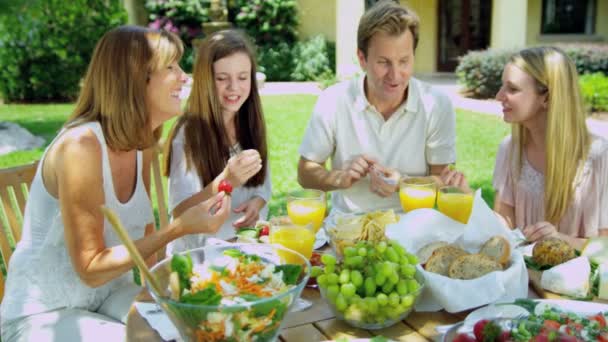 Семья наслаждается салатом — стоковое видео