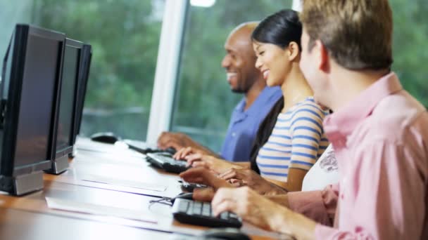 Étudiants en cours d'affaires informatique — Video