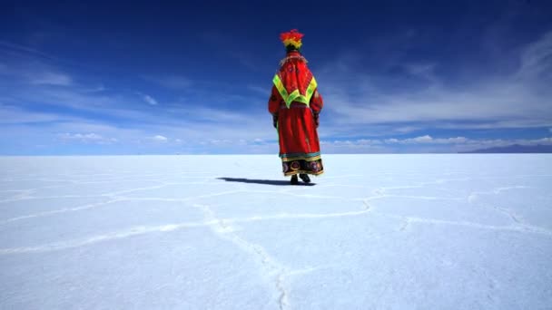 Bolivianska kvinna på Salar de Uyuni — Stockvideo