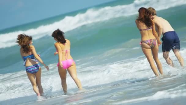 Familia caminando en el mar — Vídeo de stock