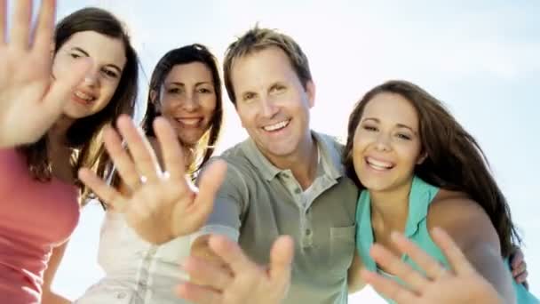 Famille profiter de plein air sur la plage — Video