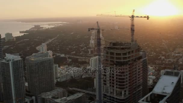 Naplemente a belvárosi city felhőkarcoló — Stock videók
