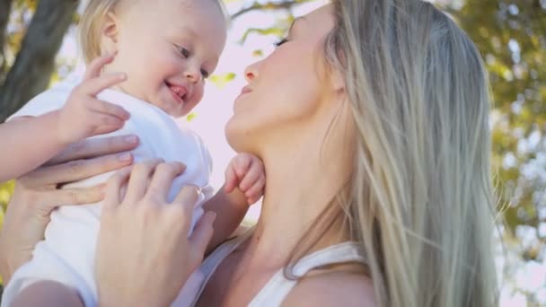 Mãe brincando com o bebê filho — Vídeo de Stock